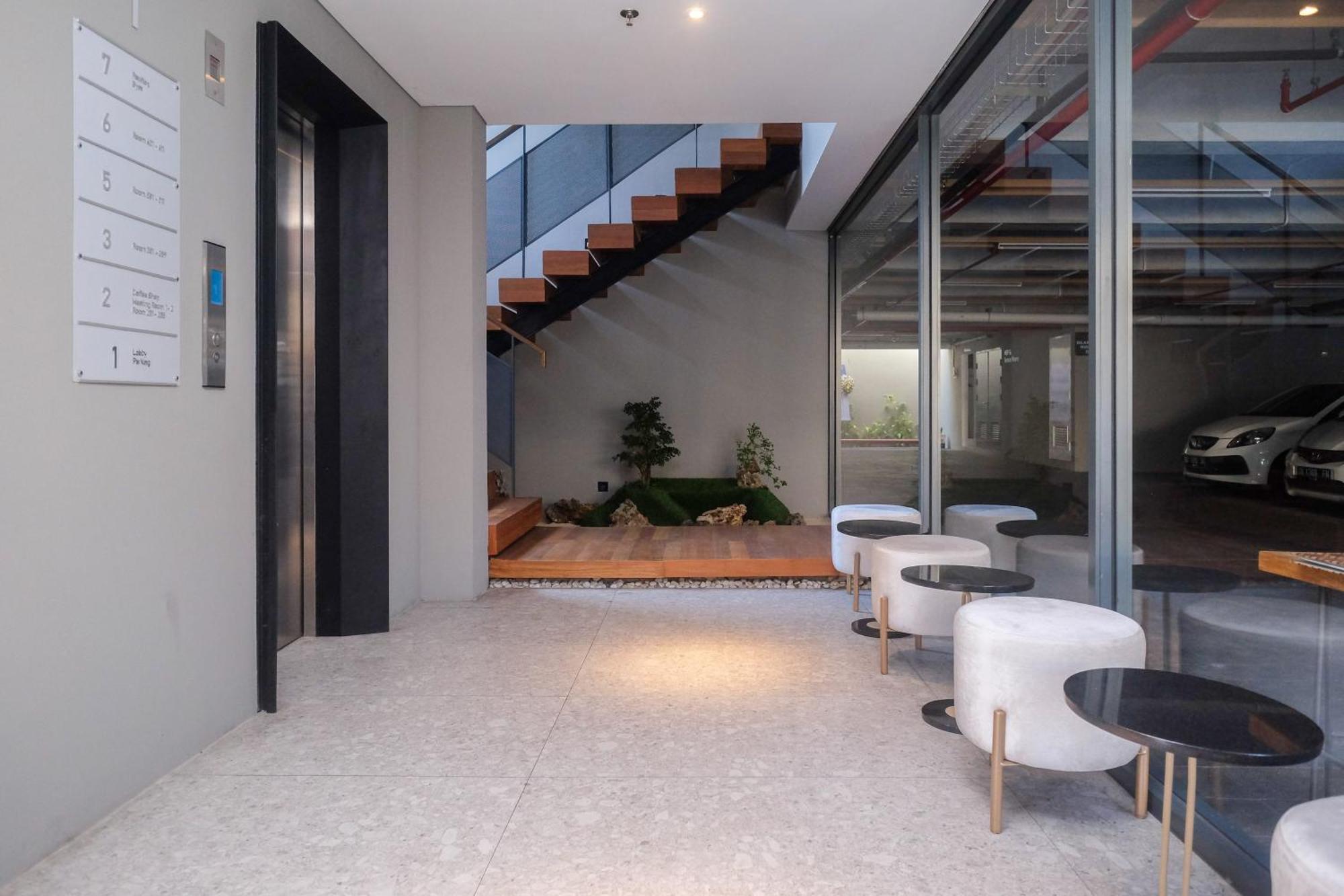 Sans Hotel Rg Living Jogja By Reddoorz Pakualaman 外观 照片