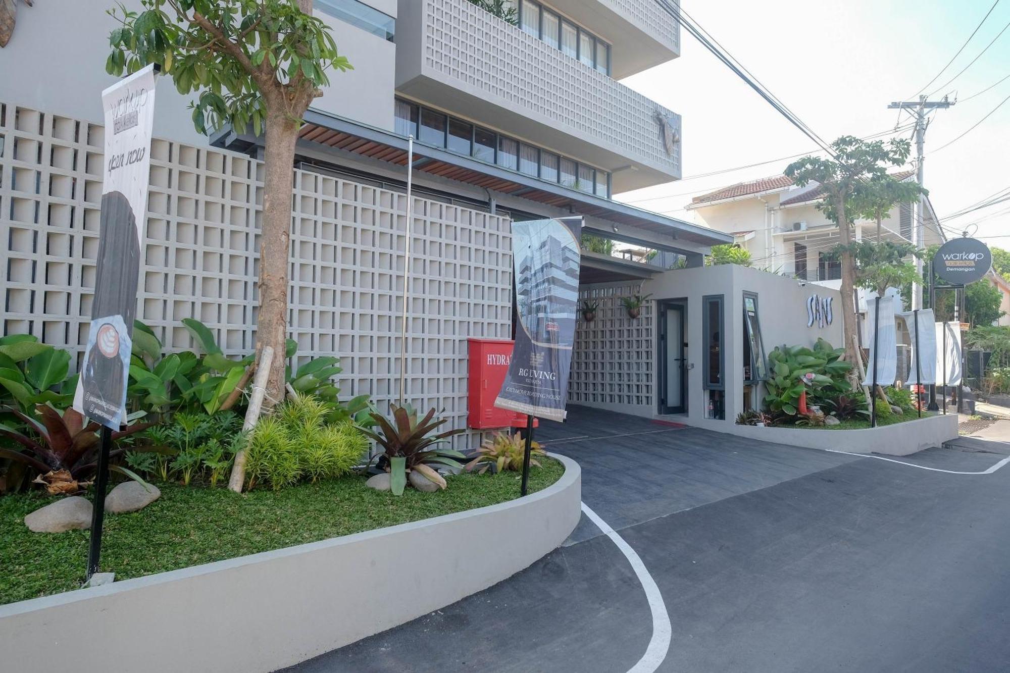 Sans Hotel Rg Living Jogja By Reddoorz Pakualaman 外观 照片